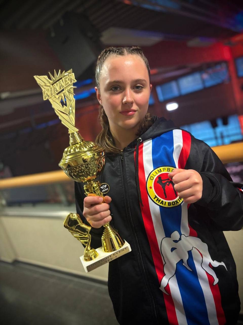 Vainqueure d'un gala avec son trophee