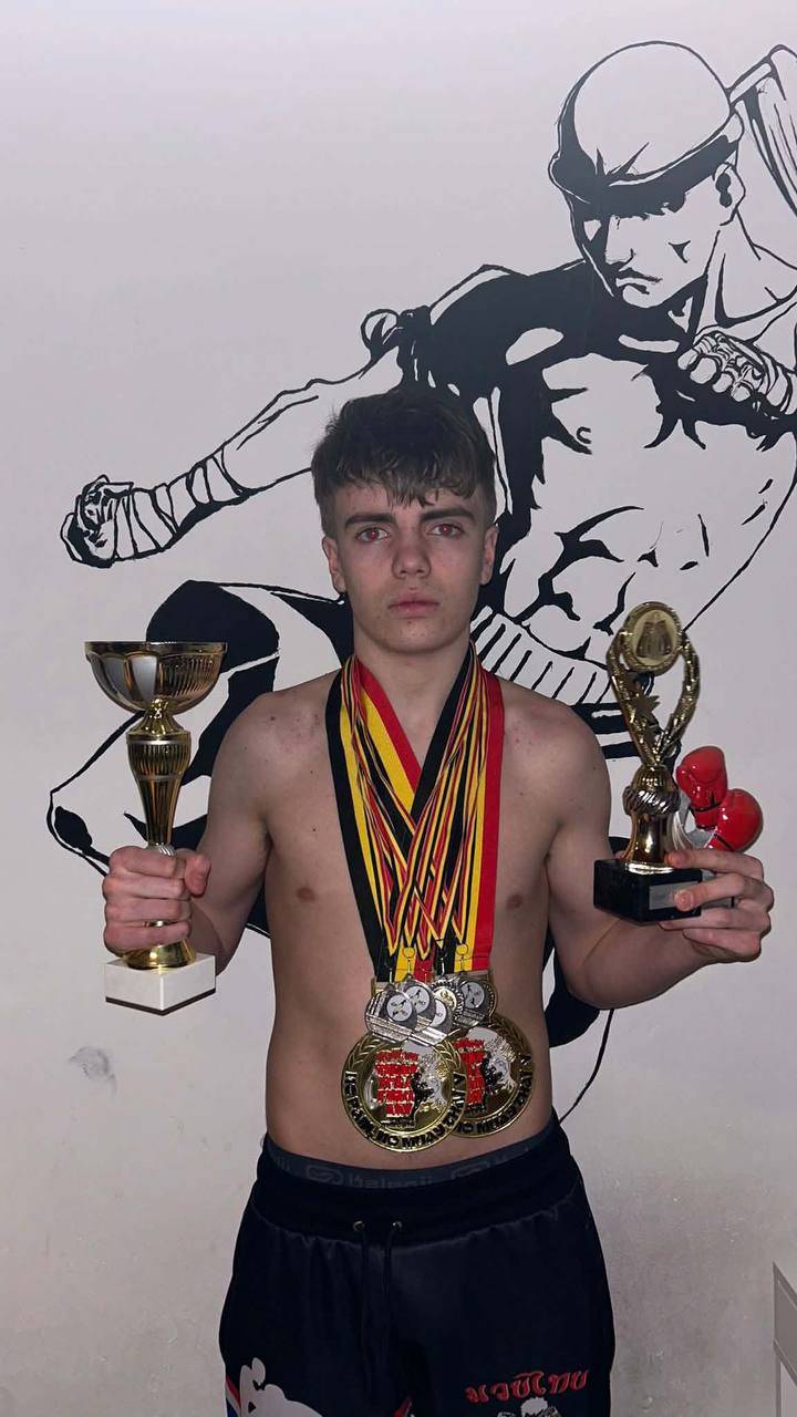 Champion du monde ISKA 2014 avec ses trophees et medailles