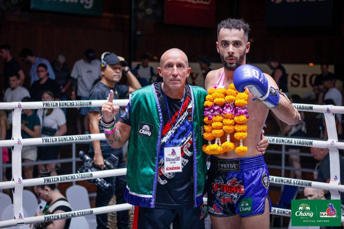 Le coach et son combattant dans le ring