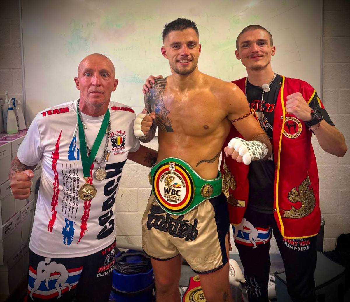 Champion amateur WBC Muaythai avec les coachs